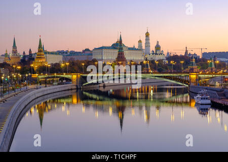 Morgen Stadt Landschaft mit Blick auf den Kreml und Reflexionen im Wasser des Flusses. Stockfoto