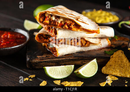 Chicken Quesadillas mit Paprika und Käse Stockfoto