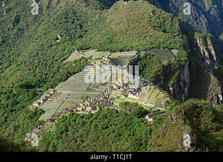 Erstaunlich Luftaufnahme des berühmten Machu Picchu Inkas Zitadelle von Huayna Picchu mountain gesehen, Cusco Region, Peru Stockfoto