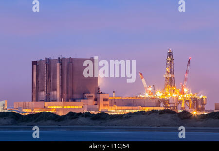 Blick über Nord Gare Strand und Dünen in Richtung Hartlepool Kernkraftwerk. UK. Stockfoto