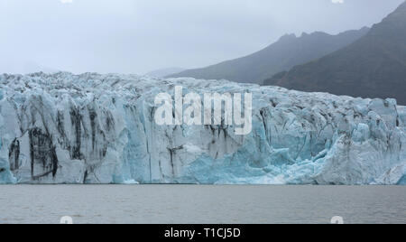 Der Fjallsarlon Gletschersee am südlichen Ende des isländischen Gletscher Vatnajökull. Einige ice-bergs Driften durch auf seiner Oberfläche Stockfoto