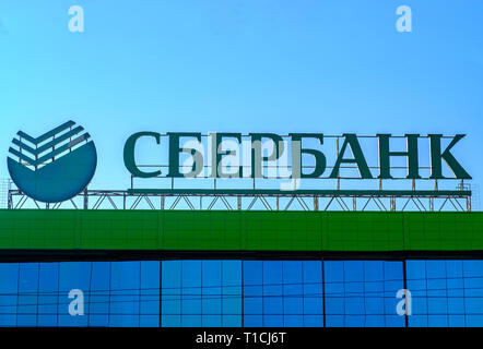 Moskau - 07. November 2018: Schild mit dem Logo der Sberbank Russland auf dem Hintergrund des blauen Himmels. Stockfoto