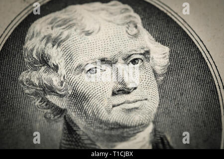 Porträt von Präsident Thomas Jefferson Portrait auf zwei (2) amerikanischer Dollar Bill. Makro Nahaufnahme. Stockfoto