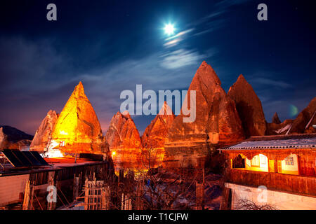 Moonlight Nacht über Kappadokien. Wunderschöne Nacht Landschaft. Göreme, Türkei. Stockfoto