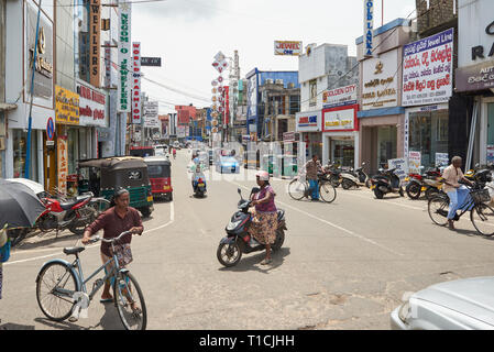 Busy Commercial Road in Colombo, Sri Lanka, an einem sonnigen Tag, mit starkem Verkehr mit Fahrrädern, Autos, Motorräder und Tuk-tuks. Stockfoto