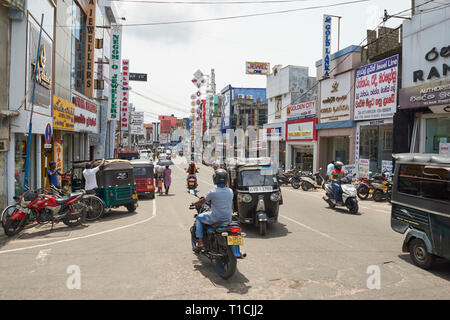 Busy Commercial Road in Colombo, Sri Lanka, an einem sonnigen Tag, mit starkem Verkehr mit Fahrrädern, Autos, Motorräder und Tuk-tuks. Stockfoto