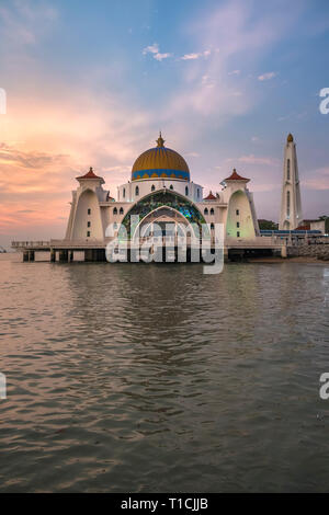 Sonnenuntergang über Malakka Straße-Moschee, in Malaysia, und unter Verwendung der Mix aus dem Nahen Osten und Malay Handwerkskunst, sieht aus wie eine schwebende Struc Stockfoto
