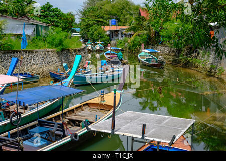 Thailand. Phuket - 01/05/18. Traditionelle langboote der Fischer auf im Canal verankern. Stockfoto