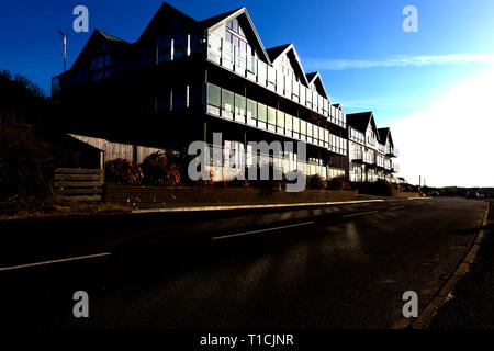 Moderne, Meer, Haus, Entwicklung, Glas, Balkone, Balkon, Sonne, reflektierte, Energie, sparen, Windows. Glas, Solar, Strom, Panels, Knurrhahn, Isle of Wight, Großbritannien Stockfoto