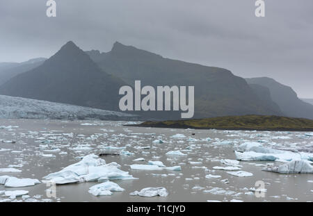 Eisberge in Jokulsarlon Lagune, unter Breidamerkurjokull Gletscher, Island Stockfoto