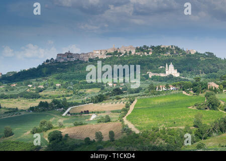 Toskana, Sonnenuntergang Landschaft der Crete Senesi. Landschaft Bauernhof, Zypressen Bäume, grüne Wiese, Sonnenlicht und Cloud. Italien, Europa. Stockfoto