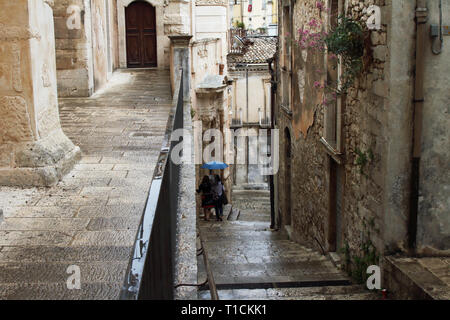 Erkunden Sie die Gassen und Straßen von Ragusa Ibla, sehr alter Häuser der Altstadt und street Szenen Stockfoto