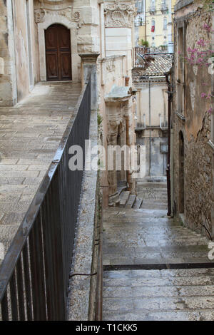 Erkunden Sie die Gassen und Straßen von Ragusa Ibla, sehr alter Häuser der Altstadt und street Szenen Stockfoto