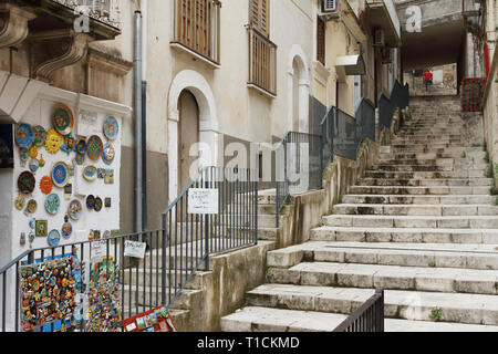 Erkunden Sie die Gassen und Straßen von Ragusa Ibla, sehr alter Häuser der Altstadt und street Szenen Stockfoto