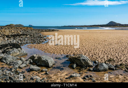 Yellowcraigs Strand bei Ebbe mit Berwick Gesetz und Bass Rock in Firth von weiter mit Sand Wellen, East Lothian, Schottland, Großbritannien Stockfoto