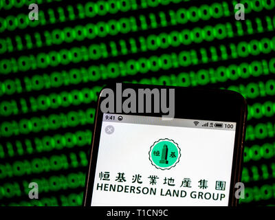 In diesem Foto Illustration ein Henderson Land Development logo gesehen auf einem Smartphone angezeigt. Stockfoto