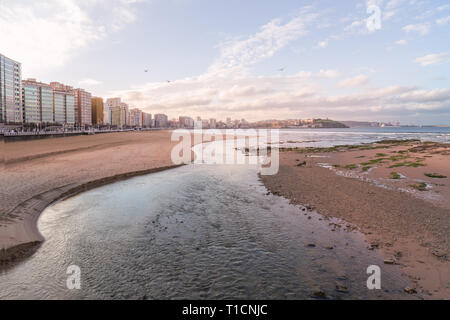 Der Strand von San Lorenzo liegt im Herzen von Gijón entfernt. Mit einer Länge von 1550 Meter und Shell Form, es ist eines der berühmtesten Strände von t Stockfoto