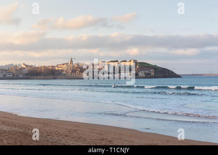 Der Strand von San Lorenzo liegt im Herzen von Gijón entfernt. Mit einer Länge von 1550 Meter und Shell Form, es ist eines der berühmtesten Strände von t Stockfoto