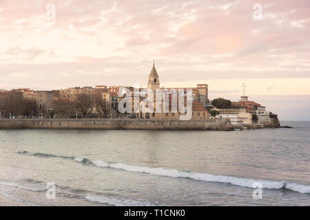 Der Strand von San Lorenzo liegt im Herzen von Gijón entfernt. Mit einer Länge von 1550 Meter und Shell Form, es ist eines der berühmtesten Strände von t Stockfoto