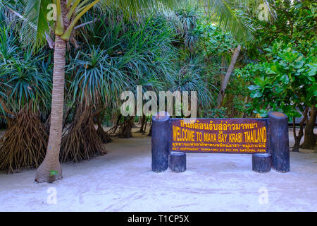 Thailand. Koh Phi Phi Island. 04/05/2018 - eine hölzerne Willkommen auf der berühmten Maya Beach auf Koh Phi Phi Island in der Provinz Krabi. Stockfoto