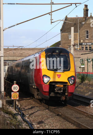 Jungfrau Westküste Voyager diesel Multiple Unit Train durch Carnforth, Lancashire, die auf der West Coast Main Line am 25. März 2019. Stockfoto