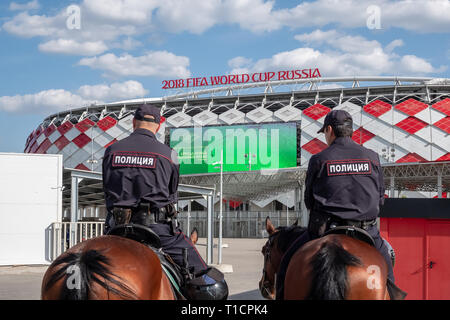 Moskau, Russland - 30. Mai 2018: Die beiden Polizisten auf Pferden der Eingang bieten die Sicherheit auf Spartak Stadium oder 'Otkritie Arena". Vor dem Öffnen Stockfoto