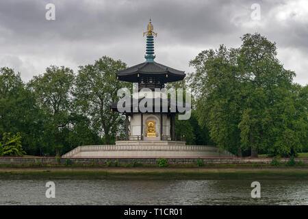 Frieden Pagode in Battersea Park gesehen von der Themse. Stockfoto