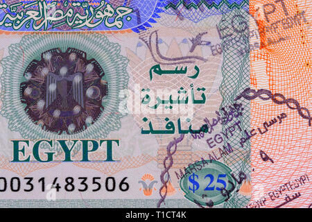 Teil Foto von Ägypten Visum mit Stempel im Pass. Kosten für ein Visum in Ägypten 25 $. Nähe zu sehen. Stockfoto