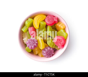 Grütze Bonbons in Schüssel auf weißem Hintergrund. Stockfoto