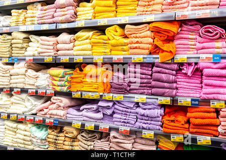 Samara, Russland - 29. Juni 2018: verschieden farbige Handtücher bereit zum Verkauf an der Lenta store Stockfoto