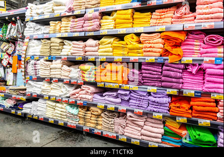 Samara, Russland - 29. Juni 2018: verschieden farbige Handtücher bereit zum Verkauf an der Lenta store Stockfoto