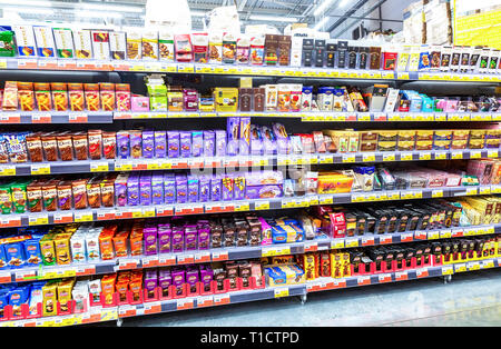 Samara, Russland - 29. Juni 2018: Verschiedene frische Schokolade zum Verkauf bereit auf den Regalen im Supermarkt Lenta Stockfoto