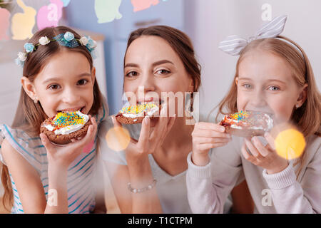 Happy Family ihre Hand Desserts genießen. Stockfoto