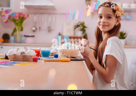 Erstaunlich brunet Kid in kreative Aufgabe für Ostern Stockfoto
