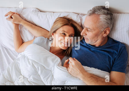 Übertragen ansprechende Frau Gefühl schöner Blick auf ihren Ehemann Stockfoto