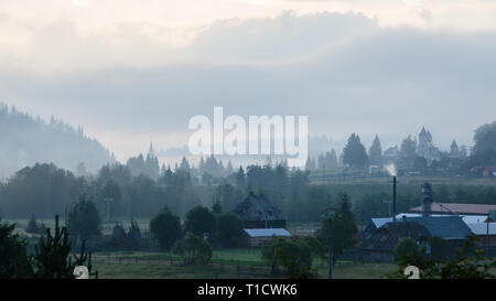Nebeliger morgen Panorama von Green Mountain Valley, Transkarpatien, Vatra Dornei, Bucovina Region, Europa. Schönheit der Natur Konzept Hintergrund. Stockfoto