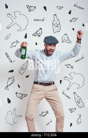 Party up! Betrunken brutalen Mann in hat mit einem Bier und Schreien im Stehen gegen grauen Hintergrund mit Hand gezeichnet Gekritzel auf. Mafia Konzept Stockfoto