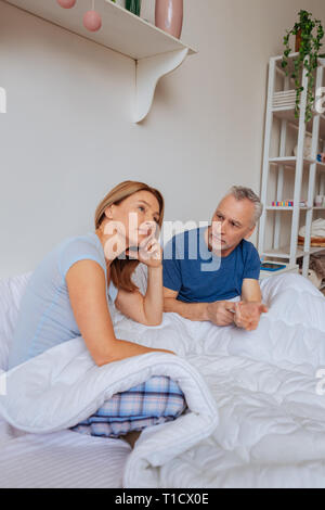 Frau tragen Schlafanzug wütend auf ihren Mann nach Streit Stockfoto