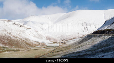 Bauernhaus in den verschneiten Dalveen Pass in der lowther Hills, Dumfries und Galloway, Scottish Borders, Schottland. Panoramablick Stockfoto