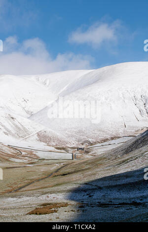 Bauernhaus in den verschneiten Dalveen Pass in der lowther Hills, Dumfries und Galloway, Scottish Borders, Schottland Stockfoto