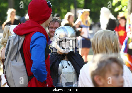 LINKÖPING 20170728 Die Cosplay Parade während Närcon 2017 lockte viele Teilnehmer und Zuschauer. Närcon ist die größte Glücksspiel und cosplay Festival in der nordischen Region, und läuft auf 27-30 Juli 2017, an der Universität Linköping. Foto Jeppe Gustafsson Stockfoto