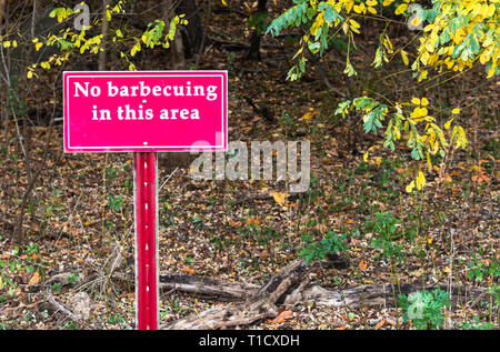 Ein rotes Schild mit der Aufschrift, keine Grillen in diesem Bereich. Stockfoto