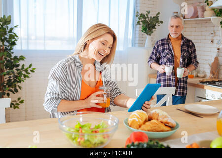 Mutter mit Sohn frühstücken mit meinem Mann chat Stockfoto