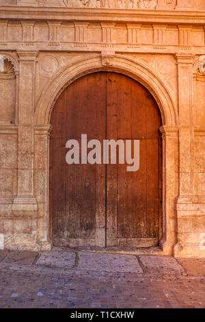 Mittelalterliche Türen. Spanische traditionelle Ornament auf hölzernen Tore. Alte hölzerne Tor Textur. Starke Festung, Spanien. Stockfoto