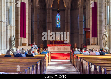 Gottesdienst in der Kathedrale von Arundel, Arundel, West Sussex, England, Großbritannien Stockfoto