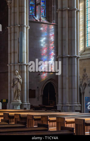 Buntes Licht Reflexion an der Wand von einem buntem Fensterglas im Dom Arundel, Arundel, West Sussex, England, Großbritannien Stockfoto