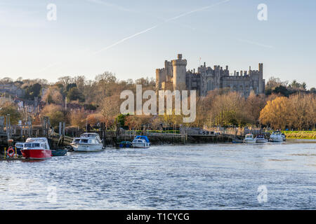 Arundel Castle, eine restaurierte mittelalterliche Burg in der historischen Marktstadt Arundel als vom Ufer des Arun Fluss gesehen, West Sussex, England, Großbritannien Stockfoto