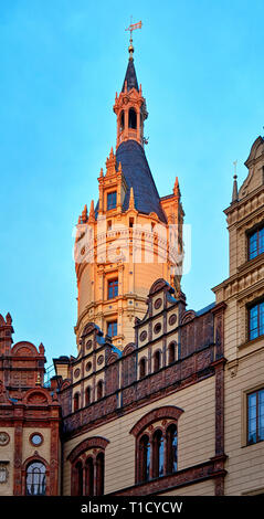 Licht beleuchtete Turm des Schweriner Schloss. Mecklenburg-vorpommern, Deutschland Stockfoto