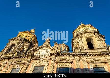 Goldene Morgenlicht auf der Fassade der Kirche San Luis de Los Franceses in Sevilla, Spanien, Stockfoto