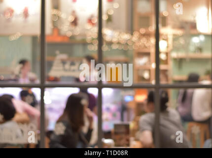 Abstract blur Bild des Menschen in der Familie zum Abendessen treffen im Restaurant am Heiligabend, Wurm und Glück anlässlich Weihnachten kommen, Blur, die Menschen zurück Stockfoto